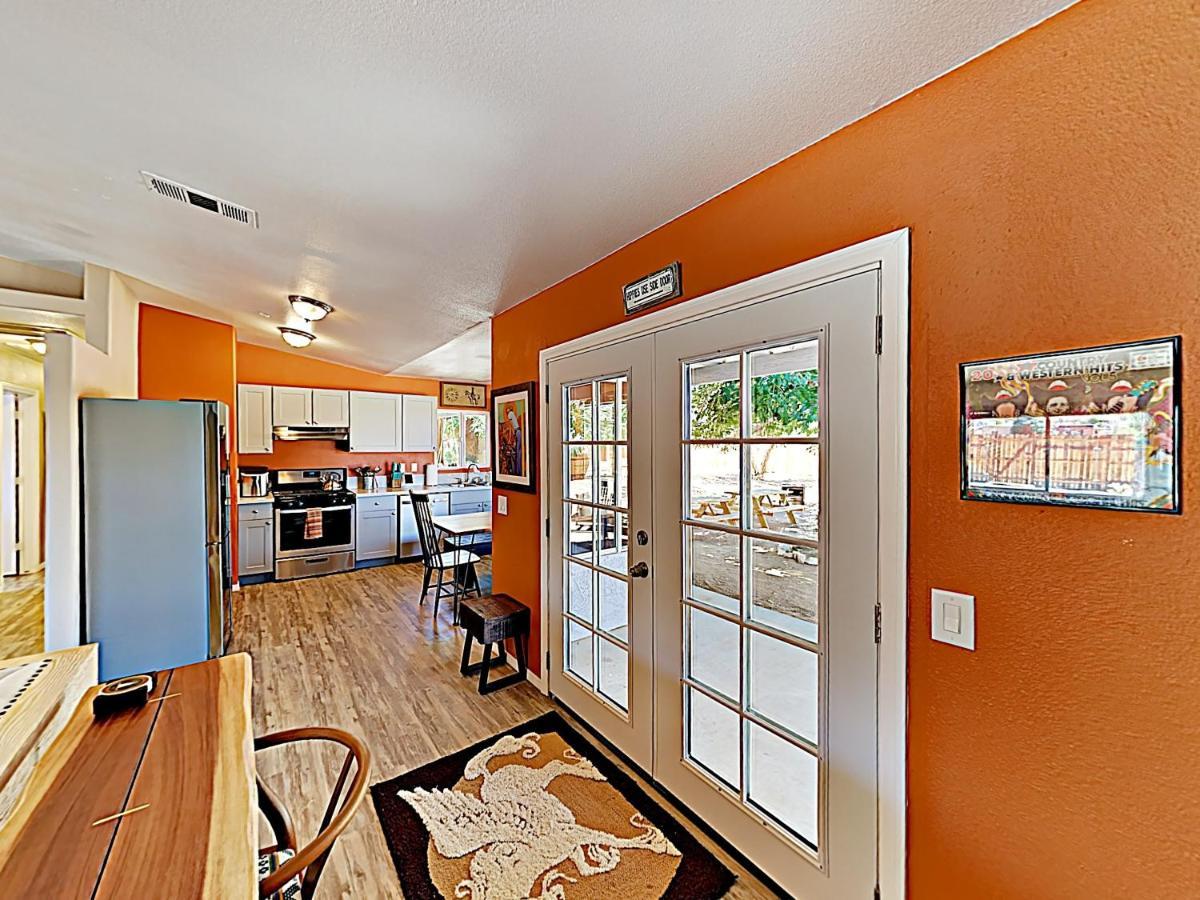 Rawhide Ranch - Walk To Pappy And Harriet'S With Hot Tub! Home Yucca Valley Exterior photo
